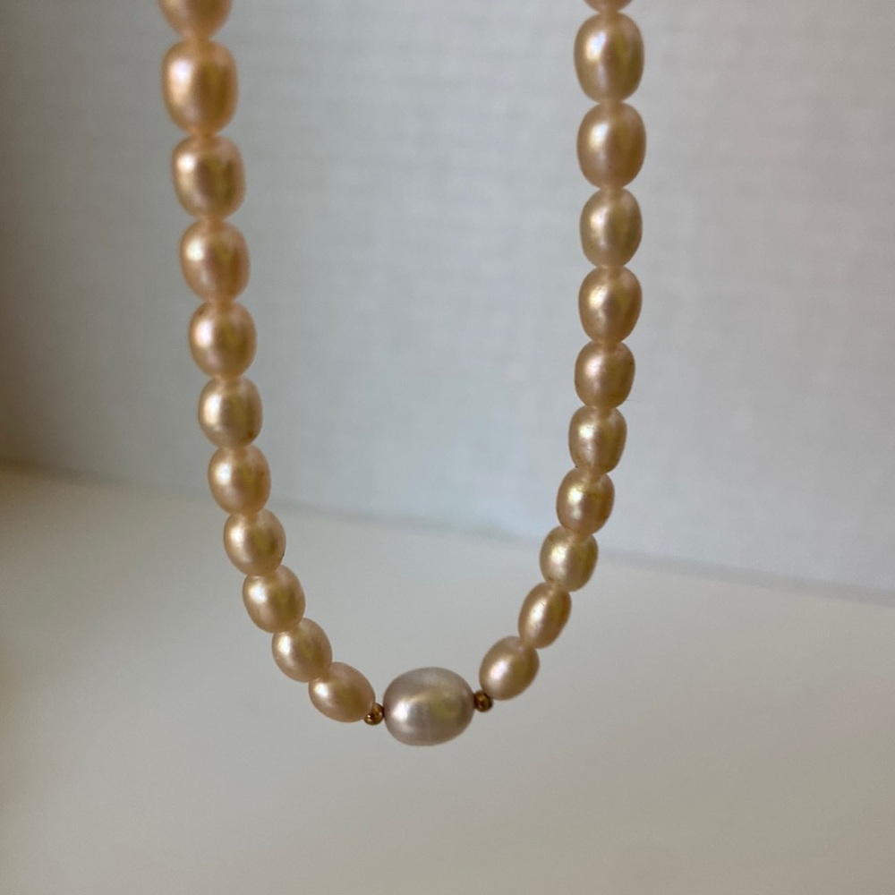 Elegant Faux Pearl Necklace - Picture 2 of 9